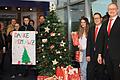 Am Montag wurden die Geschenke aus der diesjährigen Wunschbaum-Aktion in in der Filiale der Sparkasse in Gerolzhofen abgeholt. Das Bild zeigt (von links) Sparkassen-Mitarbeiterin Katja Förster, Irene Schmitt (Gerolzhofen-aktiv), Anja Sauerer (Leiterin des Antonia-Werr-Zentrums), Alexa Mayer, Vanessa Radtke (beide Antonia-Werr-Zentrum), Elisabeth Orth (Gerolzhofen-aktiv), Bürgermeister Thorsten Wozniak, Natalie Schwarz (Antonia-Werr-Zentrum), Filialleiter Andreas Eisenhauer und Sparkassen-Vorstandsmitglied Andreas Linder.