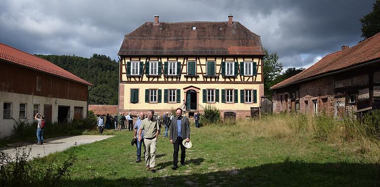 Ob im Hofgut Erlenfurt eine Akademie für Wald und Gesellschaft entsteht, steht noch in den Sternen. Die AGH und die 'Freunde des Spessarts' wollen dieses Vorhaben verhindern. Ob im Hofgut Erlenfurt eine Akademie für Wald und Gesellschaft entsteht, steht noch in den Sternen. Die AGH und die 'Freunde des Spessarts' wollen dieses Vorhaben verhindern. 