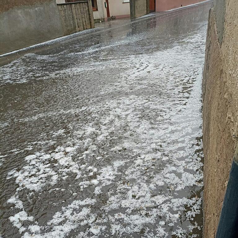 An ihrem tiefsten Punkt stand am Donnerstagnachmittag die Zeller Hauptstraße unter Wasser.