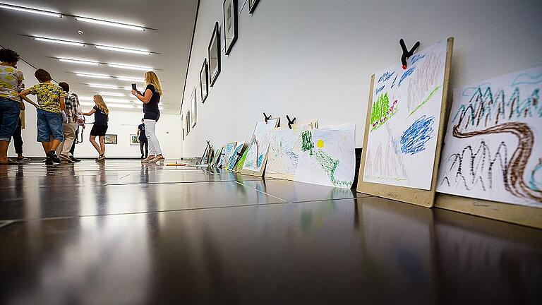 Das P-Seminar des Celtis-Gymnasiums hate sich wieder einiges einfallen lassen für die Nacht der Kunst. Das P-Seminar des Celtis-Gymnasiums hate sich wieder einiges einfallen lassen für die Nacht der Kunst.