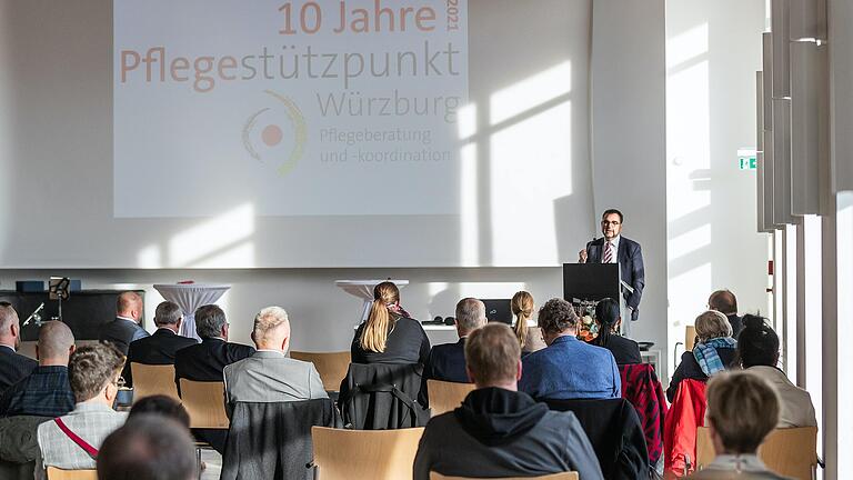 Zehn Jahre Pflegestützpunkt: Staatsminister Klaus Holetschek hält seine Rede beim Festakt im Burkadushaus in Würzburg. Zehn Jahre Pflegestützpunkt: Staatsminister Klaus Holetschek hält seine Rede beim Festakt im Burkadushaus in Würzburg.