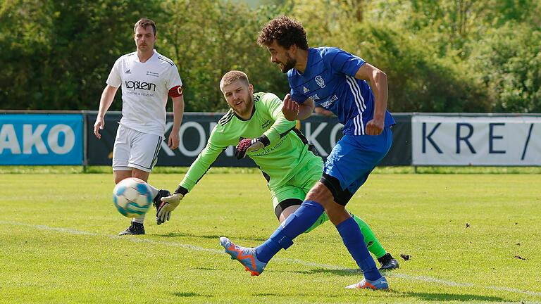 Jeffrey Karl (rechts) von der SG Randersacker schießt den Ball an Torhüter Tobias Karl von der SG Buchbrunn-Mainstockheim vorbei.