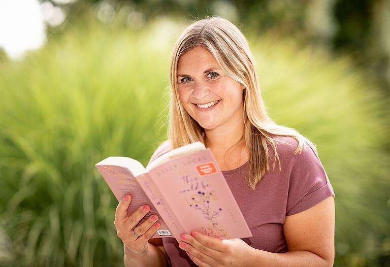 Autorin Lilly Lucas wohnt in Würzburg und ist als Spiegel-Bestseller-Autorin bekannt.