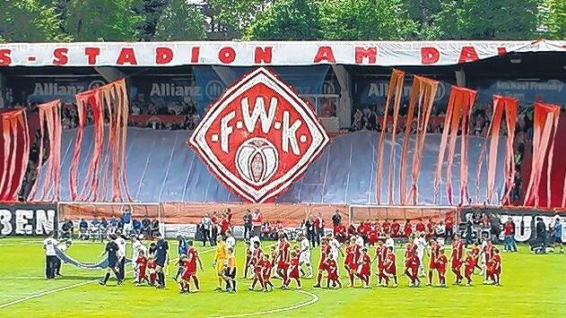 Beeindruckend: Die Kickers-Fans hatten die komplette Haupttribüne für ihre Choreografie genutzt. &bdquo;Heute Geschichte schreiben &ndash; heute zur Legende werden&ldquo; war dort zu lesen, alleine das Wappen in der Mitte hatte eine Größe von satten 85 Quadratmetern. Am Ende schafften die Rothosen den Drittliga-Aufstieg.