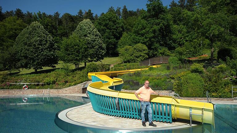 Startklar: Das Sportbecken, das Turmbecken, der Kinder- und Jugendbereich sowie Betriebsleiter Roland Bühner warten auf die ersten Gäste der Saison im Bad Kissinger Terrassenschwimmbad. Foto: Siegfried Farkas       -  Startklar: Das Sportbecken, das Turmbecken, der Kinder- und Jugendbereich sowie Betriebsleiter Roland Bühner warten auf die ersten Gäste der Saison im Bad Kissinger Terrassenschwimmbad. Foto: Siegfried Farkas