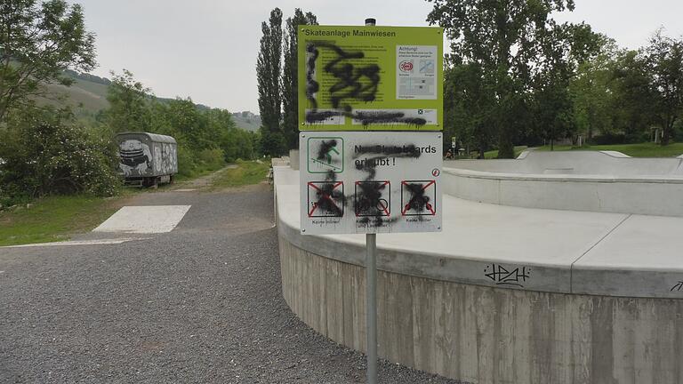 Übersprühte Informationstafeln wie hier am Skatepark in der Zellerau muss die Stadt Würzburg regelmäßig auswechseln lassen, was Personalkosten mit sich bringt. Übersprühte Informationstafeln wie hier am Skatepark in der Zellerau muss die Stadt Würzburg regelmäßig auswechseln lassen, was Personalkosten mit sich bringt.