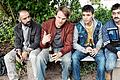 Franken-Tatort       -  Um den Flüchtlingsalltag kennenzulernen gibt sich Hauptkommissar Felix Voss (Fabian Hinrichs, Zweiter von links) als Asylbewerber aus. Hier diskutiert er mit (von links) Mohamed Amir (David Hamade), Basem Hemidi (Mohamed Issa) und Eason Reza (Alireza Bayram).