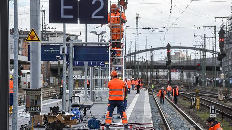 Der Bahnsteig 2 am Würzburger Hauptbahnhof ist der Erste, der dort im Zuge des barrierefreien Ausbaus fertiggestellt wird. Der Bahnsteig 2 am Würzburger Hauptbahnhof ist der Erste, der dort im Zuge des barrierefreien Ausbaus fertiggestellt wird.