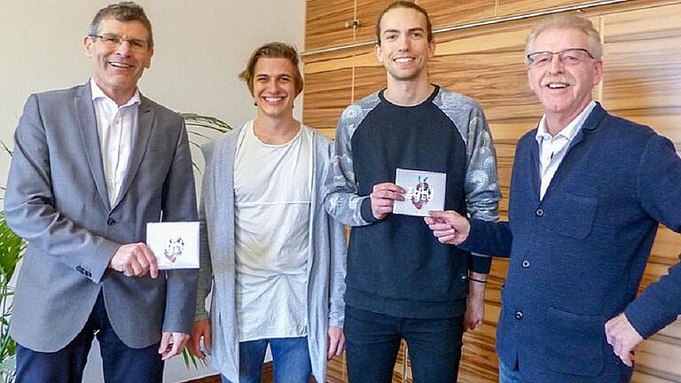 Landrat Thomas Schiebel, Maximilian Seeger, Sebastian Höhn und Bernhard Metz (von links) bei der Übergabe der neuen CD.