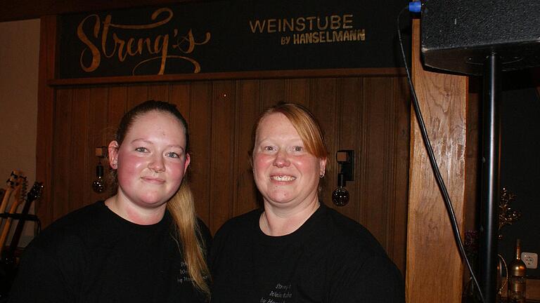 Kathrin Hanselmann (rechts) und ihre Tochter Celine Hanselmann (links) freuen sich darauf, ihre Gäste in Streng's Weinstube in Sommerach mit fränkischen Köstlichkeiten zu verwöhnen. Kathrin Hanselmann (rechts) und ihre Tochter Celine Hanselmann (links) freuen sich darauf, ihre Gäste in Streng's Weinstube in Sommerach mit fränkischen Köstlichkeiten zu verwöhnen.