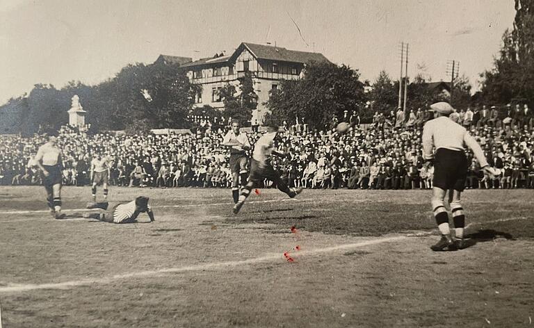 Stummer Zeuge der Würzburger Fußballgeschichte: Dichtgedrängte Zuschauermassen vor dem Denkmal (hinten links) beim Sadtderby zwischen den Würzburger Kickers und dem FV 04 Würzburg im Jahr 1932. Stummer Zeuge der Würzburger Fußballgeschichte: Dichtgedrängte Zuschauermassen vor dem Denkmal (hinten links) beim Sadtderby zwischen den Würzburger Kickers und dem FV 04 Würzburg im Jahr 1932.