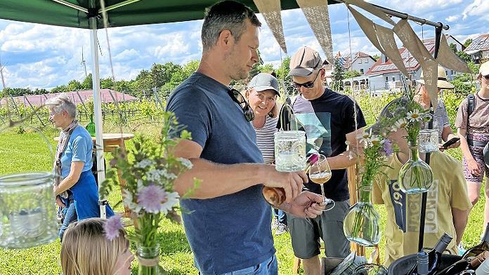 Bio-Winzer Huter lässt die Teilnehmenden der Wanderung seine Weine und Säfte kosten. - Bio-Winzer Huter lässt die Teilnehmenden der Wanderung seine Weine und Säfte kosten. Bio-Winzer Huter lässt die Teilnehmenden der Wanderung seine Weine und Säfte kosten. - Bio-Winzer Huter lässt die Teilnehmenden der Wanderung seine Weine und Säfte kosten.