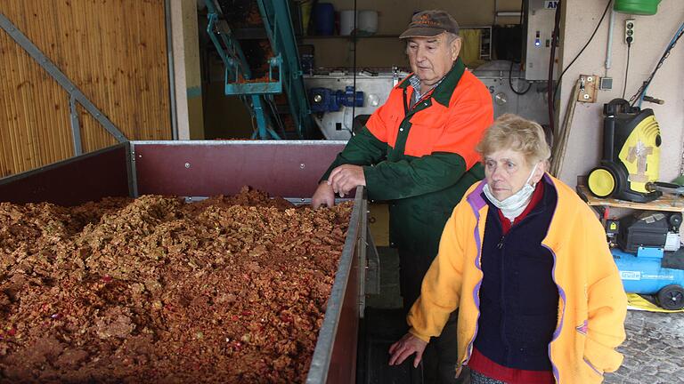 Obwohl die Arbeit beim Obstkeltern aufwändig ist, macht Ludwig und Renate Albert in Wiesentheid die Arbeit Spaß.