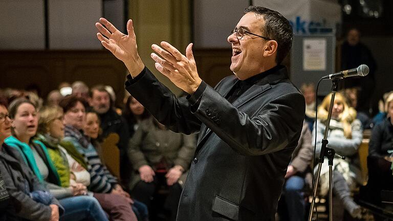 Aktiv und engagiert: Der Bad Kissinger Kirchenmusikdirektor&nbsp; Jörg Wöltche, hier bei einem Auftritt der KisSingers in Schweinfurt.