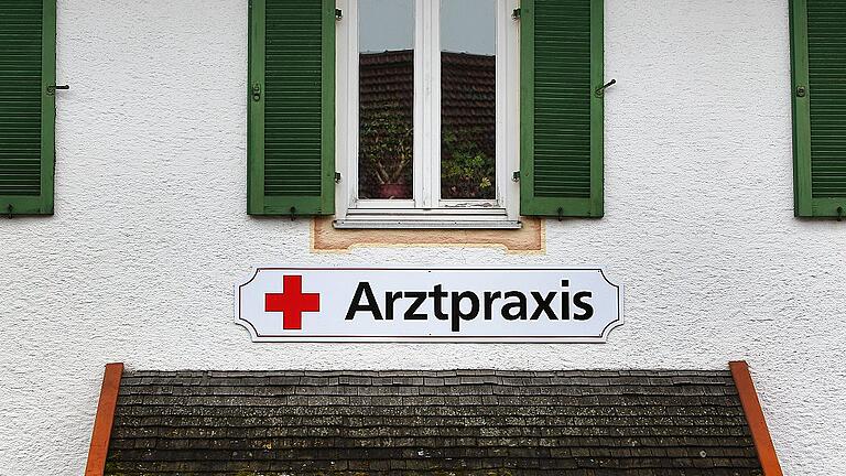 Diagnose Hausarztmangel: Vor allem auf dem Lande drohen Lücken       -  Hausärzte gelten in einigen ländlichen Regionen bereits als seltene Spezies. Händeringend wird Nachwuchs gesucht &ndash; auch in Unterfranken. Symbolfoto: Karl-Josef Hildenbrand, dpa