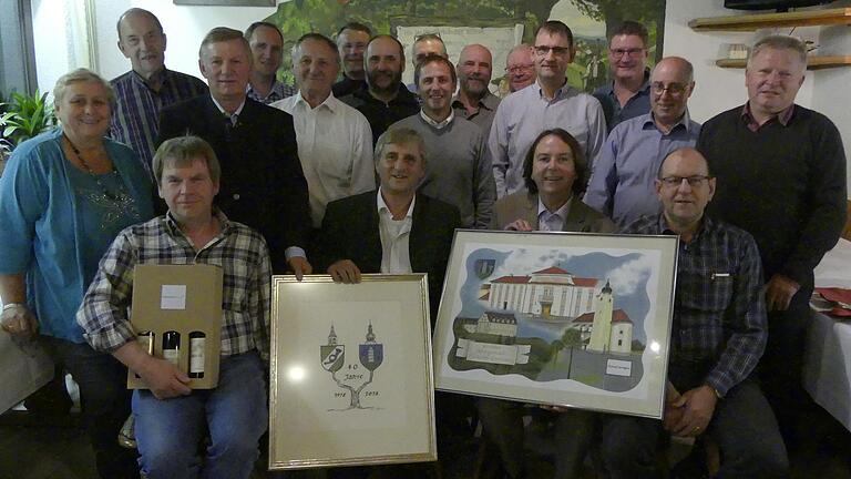 Die Gemeinderäte präsentieren die Geschenke zur 40-jährigen Partnerschaft. Das Bild zeigt (vorne, in der Mitte) die Bürgermeister Josef Germ und Richard Roos. Die Gemeinderäte präsentieren die Geschenke zur 40-jährigen Partnerschaft. Das Bild zeigt (vorne, in der Mitte) die Bürgermeister Josef Germ und Richard Roos.