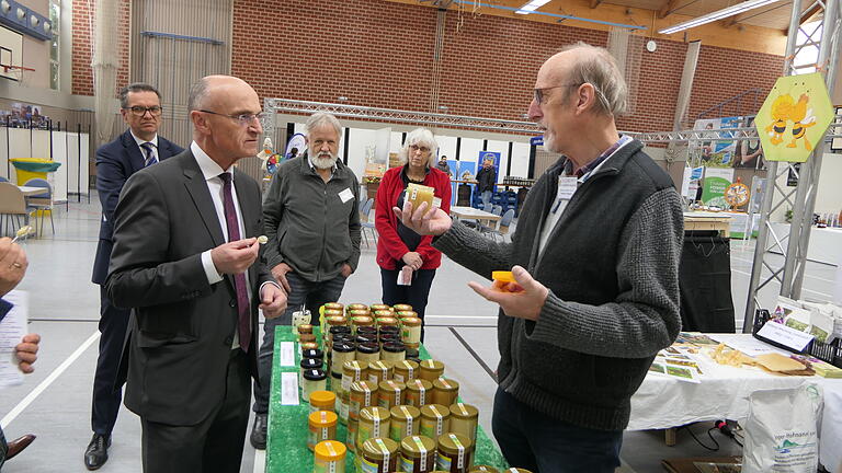Landrat WIlhelm Schneider (Zweiter von links) überzeugte sich beim Eröffnungsrundgang am Freitag von der Qualität des heimischen Honigs, den der Imkerverein Haßfurt-Zeil präsentierte. Landrat WIlhelm Schneider (Zweiter von links) überzeugte sich beim Eröffnungsrundgang am Freitag von der Qualität des heimischen Honigs, den der Imkerverein Haßfurt-Zeil präsentierte.