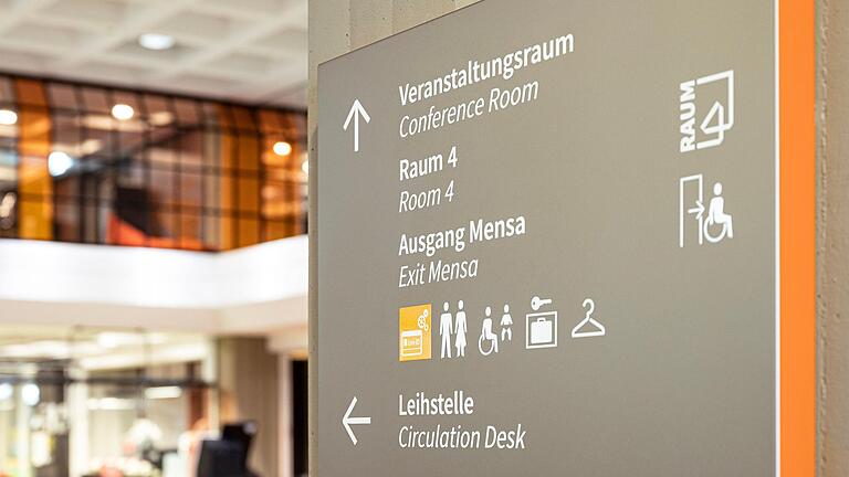 Das neue Leit- und Orientierungssystem der Würzburger Universitätsbibliothek hat den German Design Award 2024 gewonnen. Das neue Leit- und Orientierungssystem der Würzburger Universitätsbibliothek hat den German Design Award 2024 gewonnen.