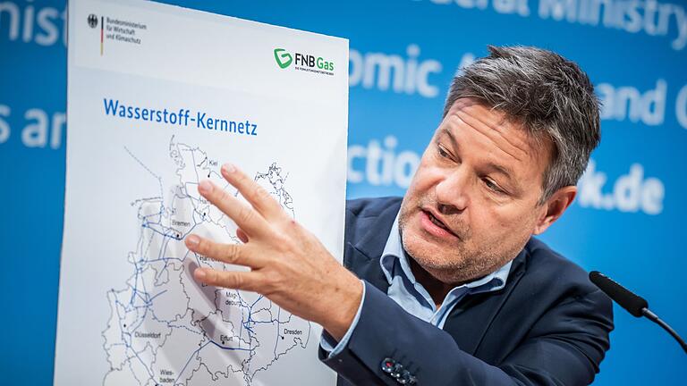 Pläne für ein Wasserstoffkernnetz       -  Die Bundesnetzagentur hat grünes Licht für den Plan von Minister Habeck zum Bau wichtiger Wasserstoff-Leitungen in Deutschland gegeben (Archivbild).