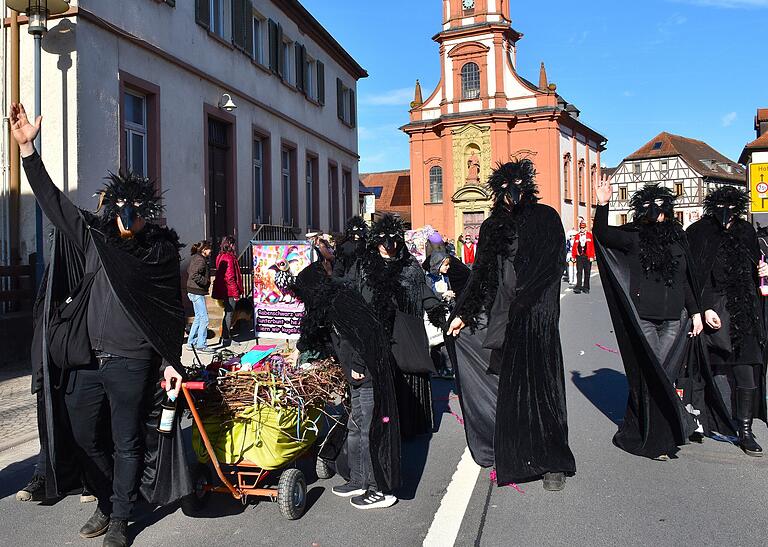 "Rabenschwarz" kam die Gruppe Walz daher. "Rabenschwarz" kam die Gruppe Walz daher.
