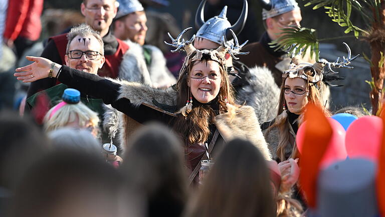 Fasenachtszug in Zellingen       -  Zahlreiche Schaulustige verfolgen am Sonntag (19.02.23) den Fasenachtszug in Zellingen.