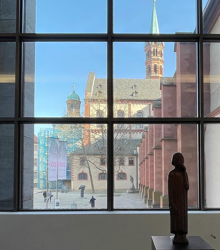 Durchblick im Museum am Dom (MAD): Die Skulptur 'Der Sinnende II' von Ernst Barlach im Gegenlicht vor dem großen Fenster mit Sicht auf Kiliansplatz und Dom. Durchblick im Museum am Dom (MAD): Die Skulptur 'Der Sinnende II' von Ernst Barlach im Gegenlicht vor dem großen Fenster mit Sicht auf Kiliansplatz und Dom.