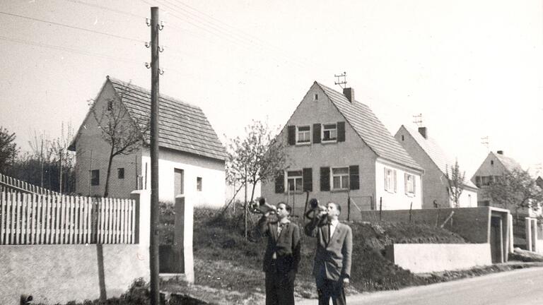Am Sonntag, 19. Mai 1974, blasen Lothar Ullrich (links) und Rudi Döll zum Weckruf um sieben Uhr früh die Signalhörner der Abersfelder Feuerwehr.