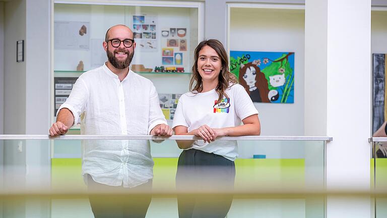 Die Lehrer Philipp Schwaab und Karina Bauer haben die Aufnahme der Realschule in das Netzwerk der 'Schulen ohne Rassismus' initiiert. Die Lehrer Philipp Schwaab und Karina Bauer haben die Aufnahme der Realschule in das Netzwerk der 'Schulen ohne Rassismus' initiiert.