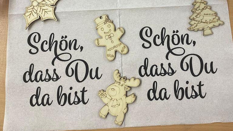 'Holz trifft Pinsel' nannte die 7m mit Klassleiterin A. Elßner-Preiß ihren Workshop. 'Holz trifft Pinsel' nannte die 7m mit Klassleiterin A. Elßner-Preiß ihren Workshop.