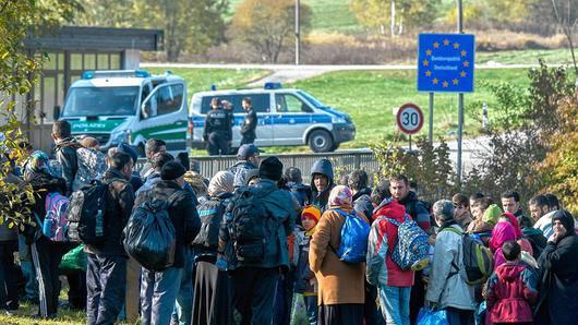 Flüchtlinge an der deutsch-österreichischen Grenze       -  Niemand weiß, wie viele Flüchtlinge Deutschland in den kommenden Wochen und Monaten erreichen werden. Deshalb ist auch nicht abzusehen, wie viele Menschen auf der Flucht im Herbst und Winter im Heimatkreis &bdquo;stranden&ldquo;. Landrat Wilhelm Schneider rechnet mit 500 bis 600 weiteren Männern, Frauen und Kindern, wenn sich nichts Gravierendes ändert.