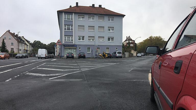Eines der Korrespondenzprojekte ist der Schelmsrasen, bei dem die großen Asphaltflächen entsiegelt werden sollen. Eines der Korrespondenzprojekte ist der Schelmsrasen, bei dem die großen Asphaltflächen entsiegelt werden sollen.