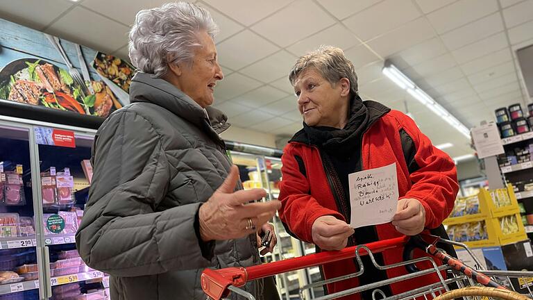 Zum Glück hat die 90-jährige Edelgard (links) ihre 'Ersatzaugen' dabei: Sonja Ebert aus Rödelsee hilft der Kitzingerin beim Einkaufen. 'Alleine könnte ich gar nicht erkennen, was auf den Verpackungen steht.' Zum Glück hat die 90-jährige Edelgard (links) ihre 'Ersatzaugen' dabei: Sonja Ebert aus Rödelsee hilft der Kitzingerin beim Einkaufen. 'Alleine könnte ich gar nicht erkennen, was auf den Verpackungen steht.'