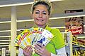 Duft-Klassiker: Im Altstadtmarkt bei der Langen Nacht in Uffenheim geht es unter anderem um Duft-Wunder-Bäume, die ein gebürtiger Uffenheimer erfunden hat. Romana Heinze präsentiert unterschiedliche Exemplare.