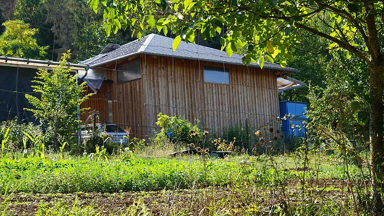 Baukontrolle verweigert: Braucht es für diesen Holzbau auf einem Außengrundstück bei Eibelstadt eine Baugenehmigung?&nbsp;