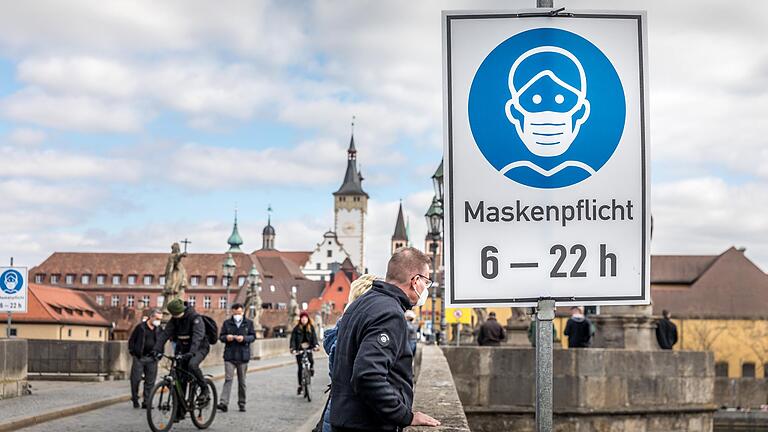 Aufgrund des weiterhin besorgniserregenden Infektionsgeschehens gilt in einigen Bereichen der Würzburger Innenstadt weiterhin Maskenpflicht. Im Bild die Alte Mainbrücke. Aufgrund des weiterhin besorgniserregenden Infektionsgeschehens gilt in einigen Bereichen der Würzburger Innenstadt weiterhin Maskenpflicht. Im Bild die Alte Mainbrücke.