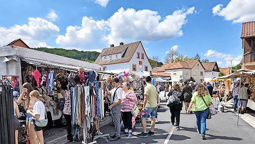 Marktstände luden zum Einkaufen ein.       -  Marktstände luden zum Einkaufen ein.