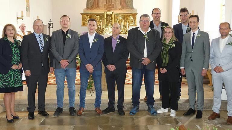 Die neuen Feldgeschworenen der Gruppe West in Greßthal mit dem zweiten Bürgermeister Josef Schneider und Landrat Florian Töpper (von rechts) sowie&nbsp; der Landtagsabgeordneten Martina Gießübel und Kreisobmann Michael Rumpel (von links).