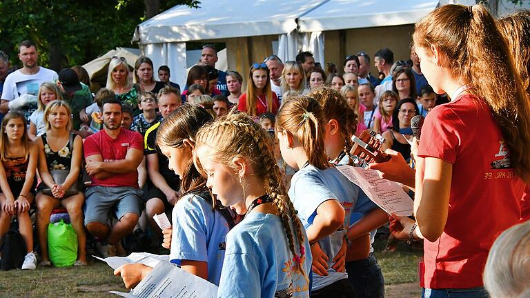 Der Lagerchor beim JRK Zeltlager in Sulzfeld bekam viel Beifall von den Eltern und Großeltern. Der Lagerchor beim JRK Zeltlager in Sulzfeld bekam viel Beifall von den Eltern und Großeltern.