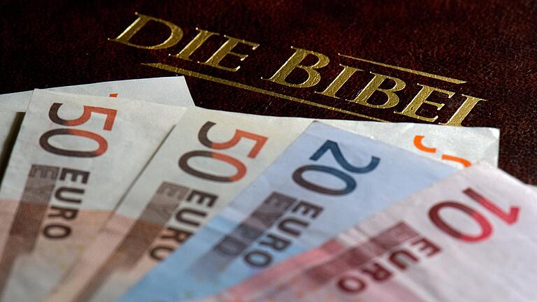 Wie passiert mit dem Vermögen der vielen Kirchenstiftungen? Der Mainzer Kirchenrechtler Matthias Pulte erläutert, wie sich Zentralisierungen für die Kirchenverwaltungen der Pfarreien auswirken können.