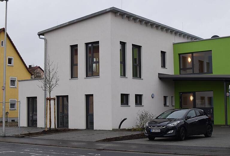 Um einen neuen Hausarzt zu gewinnen, ließ die Gemeinde Niederwerrn ein neues Gebäude in der Niederwerrner Straße erstellen. Dort eröffnete kürzlich die junge Medizinerin Dr. Eva Maria Nied ihre Praxis. Um einen neuen Hausarzt zu gewinnen, ließ die Gemeinde Niederwerrn ein neues Gebäude in der Niederwerrner Straße erstellen. Dort eröffnete kürzlich die junge Medizinerin Dr. Eva Maria Nied ihre Praxis.
