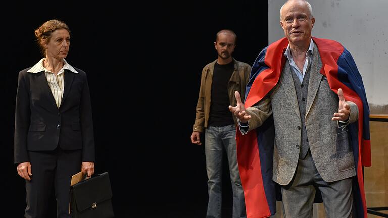 Am 2. November zeigt die Badische Landesbühne zeigt Henrik Ibsens modernen Klassiker „Ein Volksfeind“ in Tauberbischofsheim. Im Bild Cornelia Heilmann, René Laier und Fabian Jung. Am 2. November zeigt die Badische Landesbühne zeigt Henrik Ibsens modernen Klassiker „Ein Volksfeind“ in Tauberbischofsheim. Im Bild Cornelia Heilmann, René Laier und Fabian Jung.