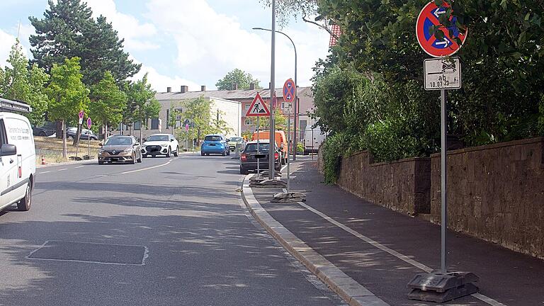 Seit einigen Tagen sind die Stellplätze in der Salvatorstraße im Frauenland gesperrt – hier entsteht bergauf ein baulich getrennter Radweg.