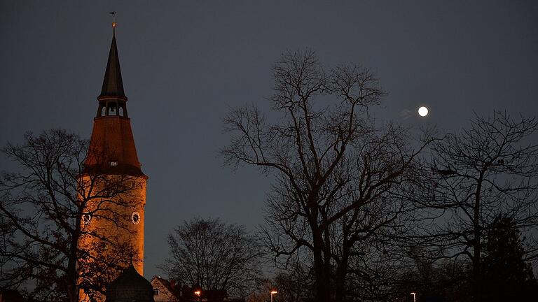 Das waren noch Zeiten: Als noch nicht alles nach Energieeffizienz beurteilt wurde, war der Falterturm nachts angestrahlt. Das waren noch Zeiten: Als noch nicht alles nach Energieeffizienz beurteilt wurde, war der Falterturm nachts angestrahlt.