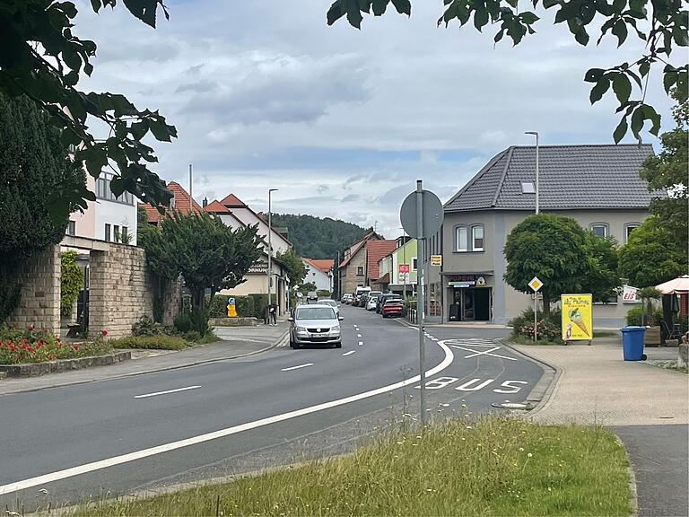 Die 'Georg-Schäfer-Straße' soll im nächsten Jahr eine neue Oberdecke bekommen und davor müssen Hausschieber und Wasserleitung saniert werden.