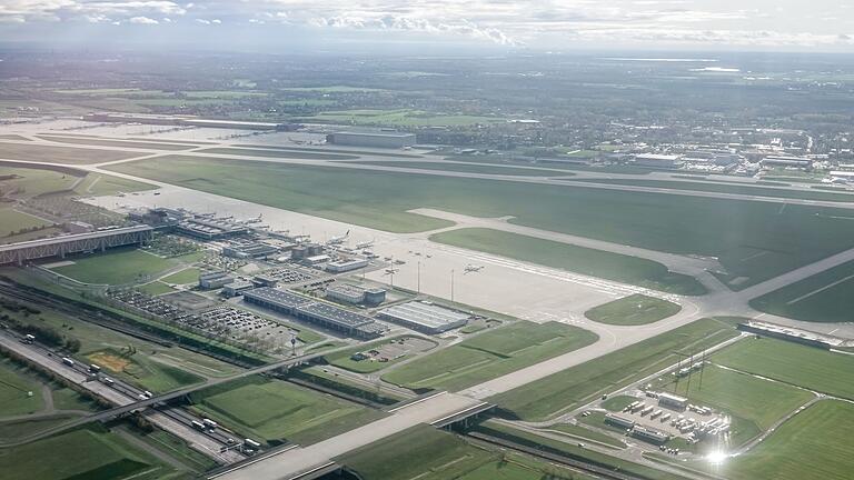 Flughafen Leipzig/Halle       -  28 Afghanen wurden am Freitag aus Deutschland abgeschoben.