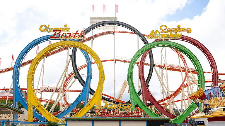 Aufbau Oktoberfest München       -  Beim Aufbau der legendären &bdquo;Olympia Looping&rdquo;-Achterbahn wurde ein Arbeiter tödlich verletzt.