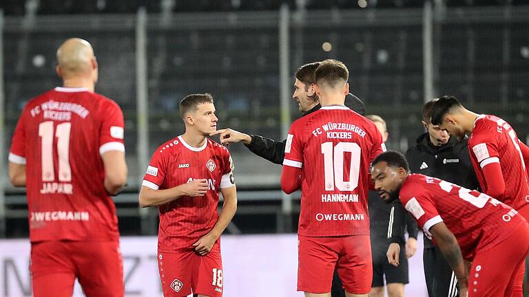 Präzise Anweisungen: Kicker-Trainer Martin Lanig umgeben von den Spielern (von links) Alem Japaur, Maximilian Zaiser, Moritz&nbsp; Hannemann, Fabrice Montcheu und Fatih Baca.