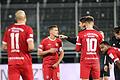 Präzise Anweisungen: Kicker-Trainer Martin Lanig umgeben von den Spielern (von links) Alem Japaur, Maximilian Zaiser, Moritz&nbsp; Hannemann, Fabrice Montcheu und Fatih Baca.