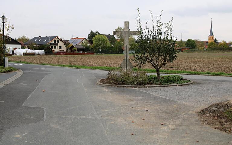 Am nördlichen Ortsrand von Gerlachshausen wird der Flurbereinigungsweg als Schleichweg zum Gymnasium und zu den Sportstätten der Abtei Münsterschwarzach genutzt – oft viel zu schnell. Am nördlichen Ortsrand von Gerlachshausen wird der Flurbereinigungsweg als Schleichweg zum Gymnasium und zu den Sportstätten der Abtei Münsterschwarzach genutzt – oft viel zu schnell.