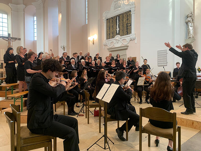 Dekanatskantor Martin Blaufelder dirigierte mit vollem Einsatz die Paul-Eber-Kantorei in der Evangelischen Stadtkirche Kitzingen. Dekanatskantor Martin Blaufelder dirigierte mit vollem Einsatz die Paul-Eber-Kantorei in der Evangelischen Stadtkirche Kitzingen.